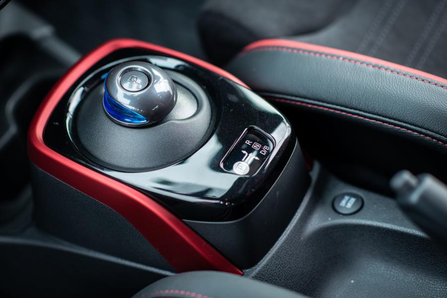 Детали интерьера Nissan Note e-POWER Nismo (E12) 2016 года  (фото 16 из 24)